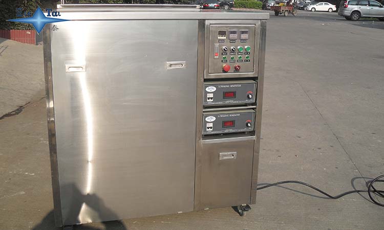 全自動超聲波噴淋清洗機如何將產品清洗干凈的？